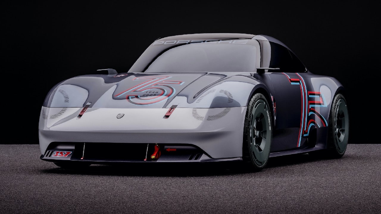 The 20-inch wheels are made of magnesium and are equipped with aerodynamically advantageous carbon fibre hubcaps and central locks. (Image: Porsche) The 20-inch wheels are made of magnesium and are equipped with aerodynamically advantageous carbon fibre hubcaps and central locks. (Image: Porsche)
