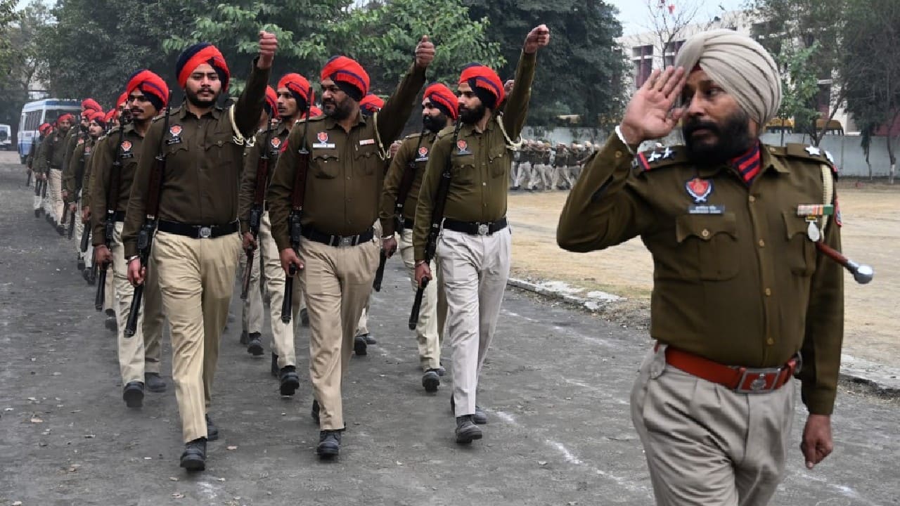Punjab police personnel take part in a rehearsal ahead of the upcoming Republic Day parade, in Amritsar. (Image: AFP)