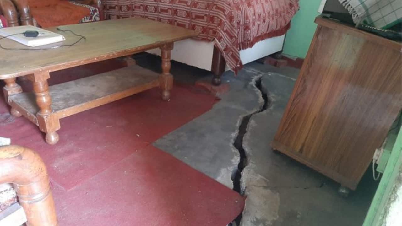 Garhwal Commissioner Sushil Kumar and Disaster Management Secretary Ranjit Kumar Sinha started the door-to-door survey in Joshimath. (Image: ANI)