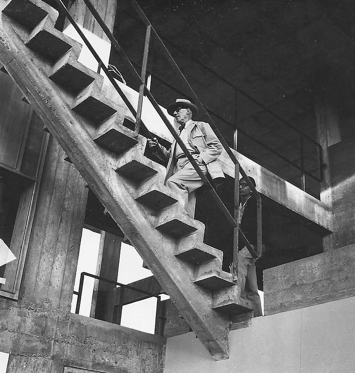 Balkrishna Doshi and Le Corbusier at Le Corbusier's Shodhan House, Ahmedabad, in the 1950s. (Image source: architectural-review.com via Wikimedia Commons)
