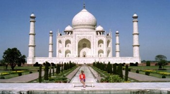 Princess Diana of Wales poses for pictures at the 17th century Taj Mahal, on February 11, 1992.
