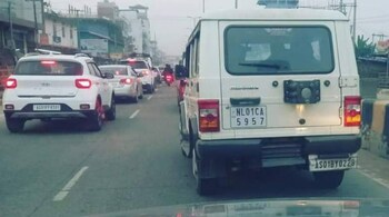 A Mahindra Bolero with two number plates (Image credit: rupin1992/Twitter)