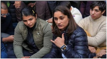 Wrestlers Vinesh Phogat and Sakshi Malik at a protest in Delhi against WFI President on January 18.