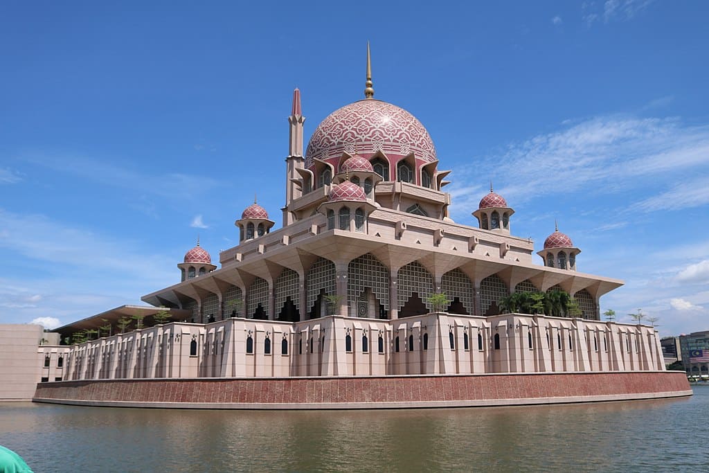 Masjid Putra, Putrajaya (Photo: Muhammad Faqih via Wikimedia Commons 4.0)