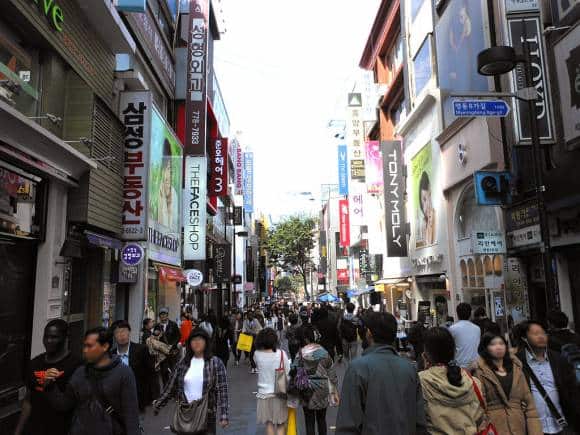 Myeongdong Market, Seoul. (Photo: Wikimedia Commons)