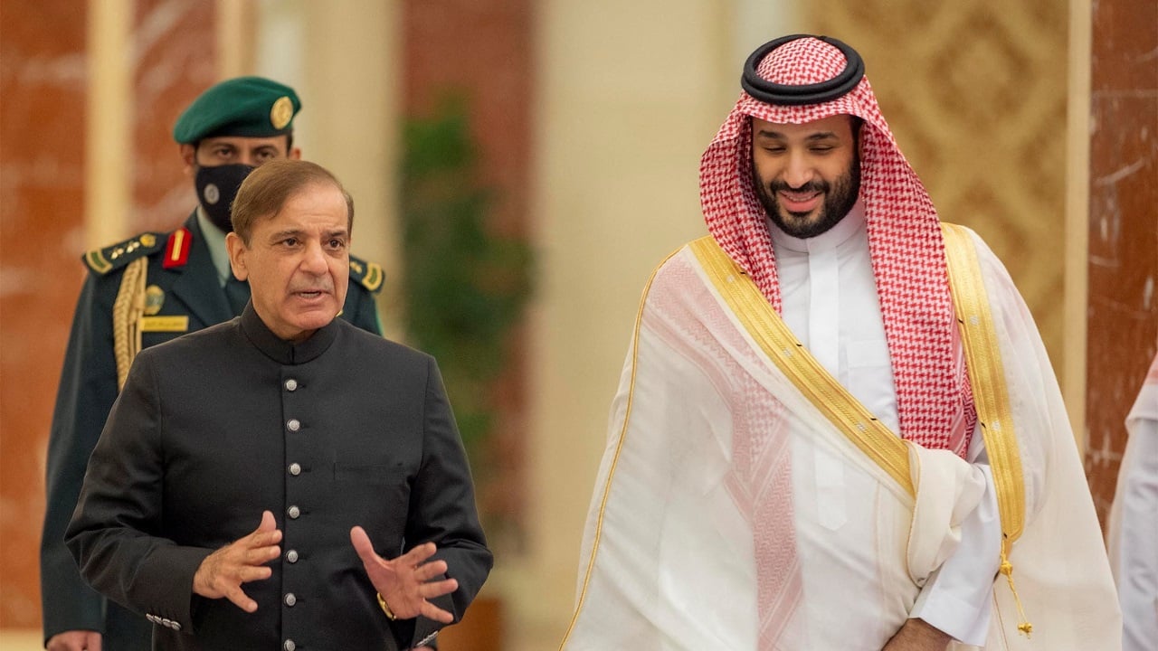 Saudi Crown Prince Mohammed bin Salman (right) seen with Pakistan Prime Minister Shehbaz Sharif in this file photo. Saudi Arabia extended a $3 billion deposit term to Pakistan in Dec 2022 (Image: Reuters)