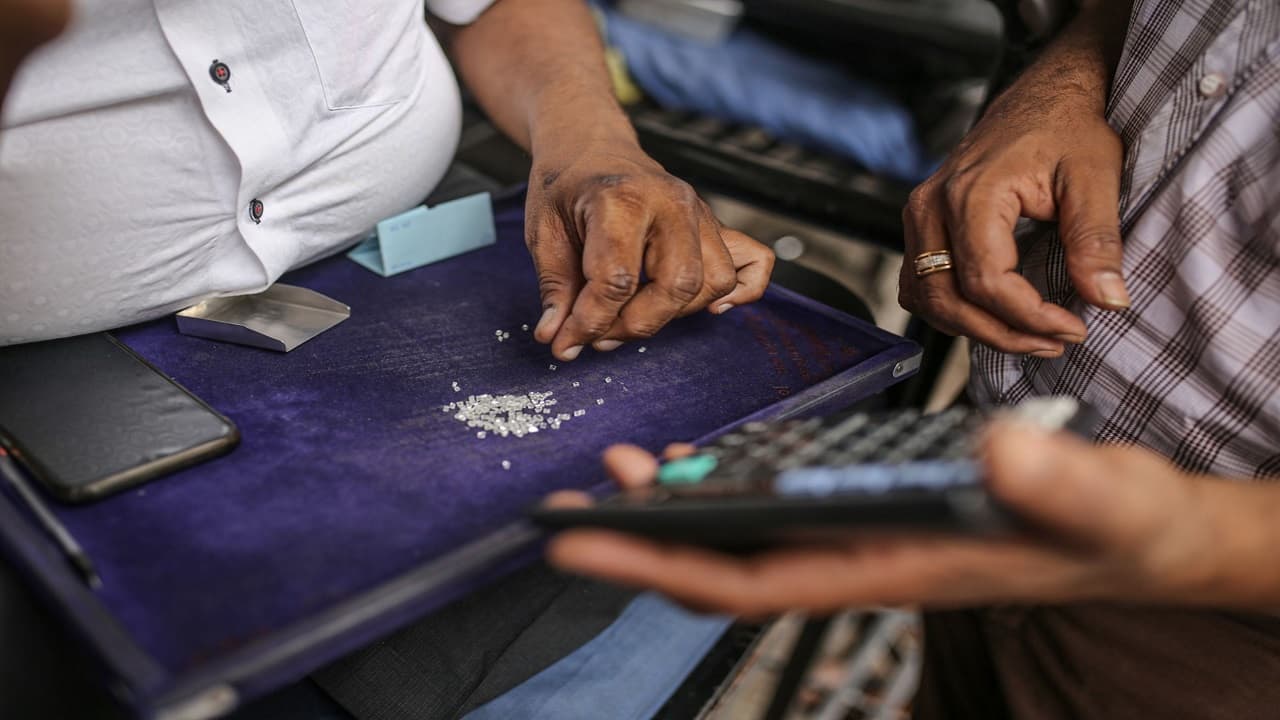 Diamond traders hit by Rupee risks amid Russia supply woes