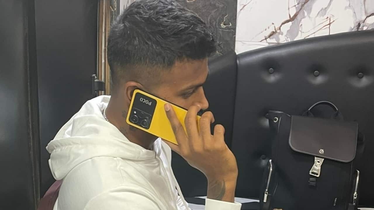Rumours about the Poco X5 series have been doing the rounds recently with the more recent one of the phone’s back panel seen in the hands of Indian cricketer Hardik Pandya. Pandya was recently spotted with the Poco X5 Pro, suggesting that a launch is just around the corner, even if Poco hasn’t confirmed it just yet. The photo also suggests that Poco is teaming up with the Indian cricketer for the launch of the X5 series in India. 