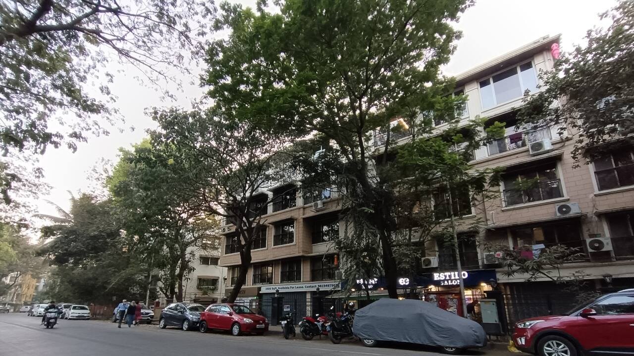 Moving on to the ultra and we see a clear dip in quality with washed out colours. 