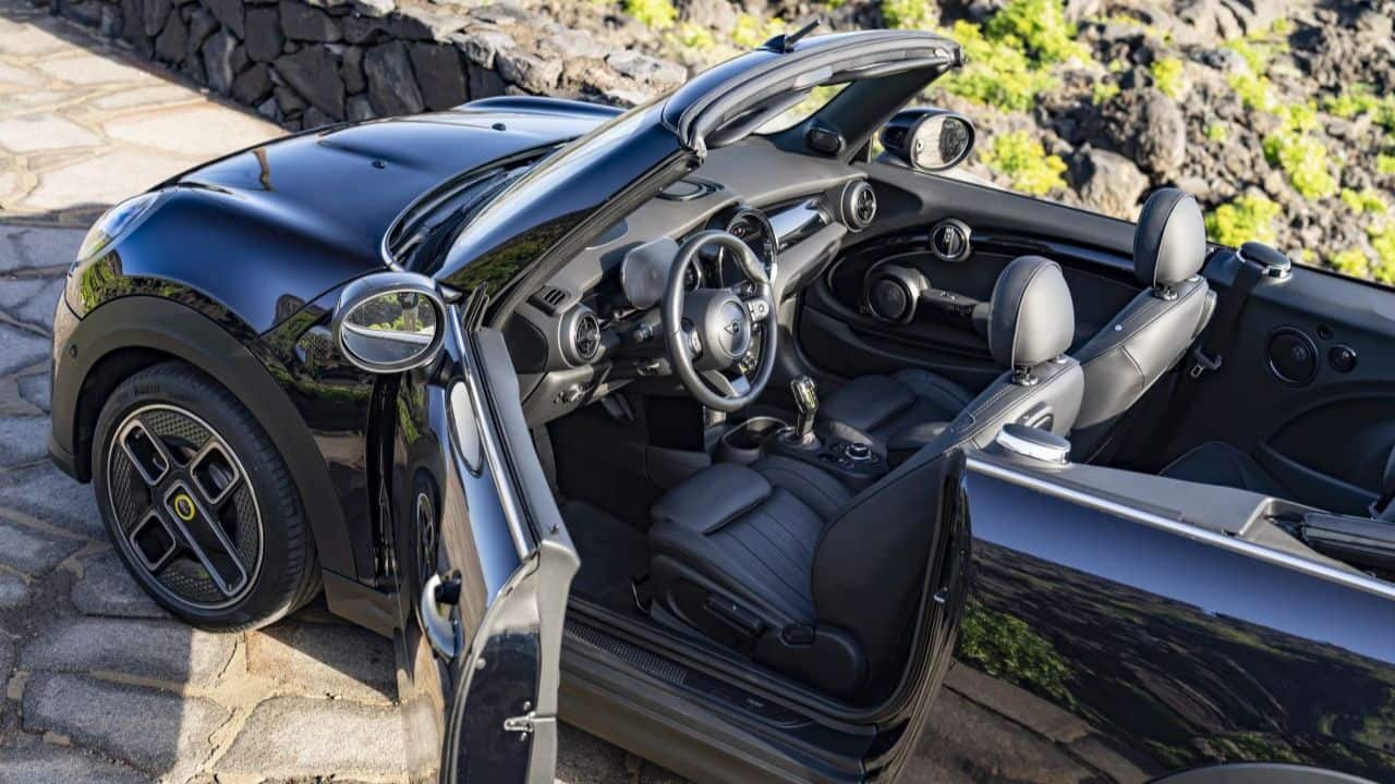 The bronze detailing can also be found on the door handles, while the Mini logo is finished in black. Another design detail is the production number badge on the fenders. This is because the Convertible will be limited to only 999 units, which will also make it more exclusive. (Image: BMW Group)
