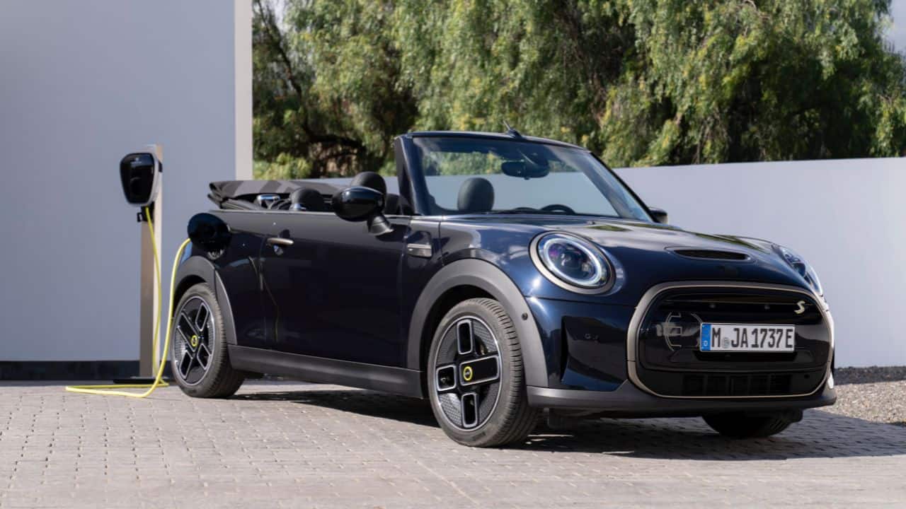 Moving on to the powertrain, the vehicle is powered by the same electric motor as the standard. This is a 32.6 kWh battery pack mated to a 184 hp electric motor. Unlike the standard, however, the Cooper SE Convertible sees a slight drop in performance. A sprint of 0-100 km/h is achieved in 8.7 seconds compared with 7.3 seconds in the standard, while the WLTP-rated range is also down to 201 km from 270 km. (Image: BMW Group)