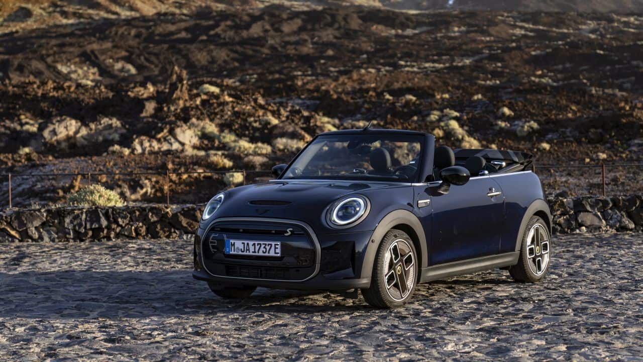 A look at the world’s first open-top electric car: The Mini Cooper SE Convertible