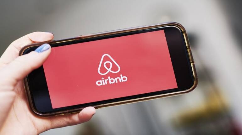 Airbnb forecasts fewer bookings, lower prices in Q2; shares slump