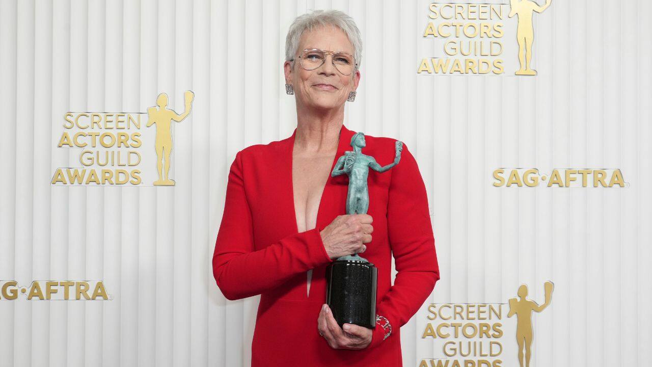 BEST FEMALE SUPPORTING ACTOR, MOVIE: Jamie Lee Curtis, “Everything Everywhere All at Once” (Image: AP)