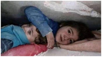 Turkey earthquake: The little girl protected her brother's head from the concrete rubble in the photo. (Image: @mhdksafa/Twitter)