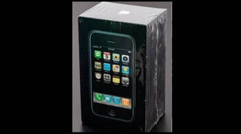 The unopened iPhone from 2007. (Image: auction.lcgauctions.com)