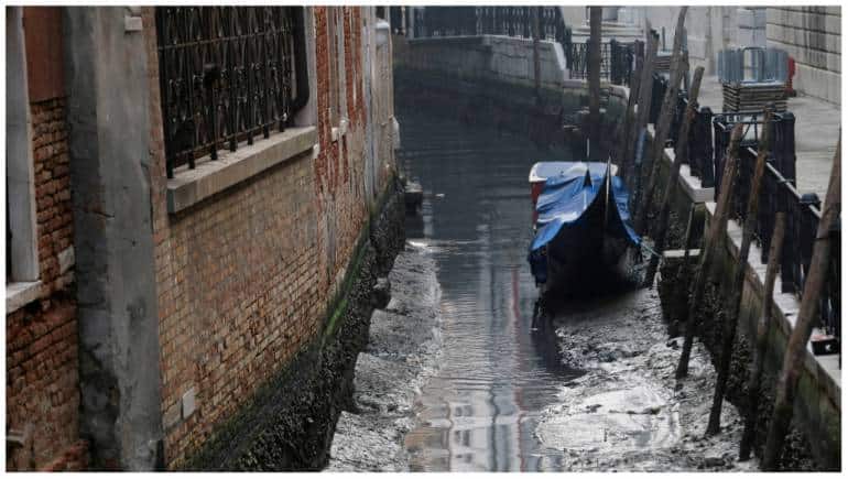 I pittoreschi canali di Venezia si stanno prosciugando tra i timori della siccità in Italia