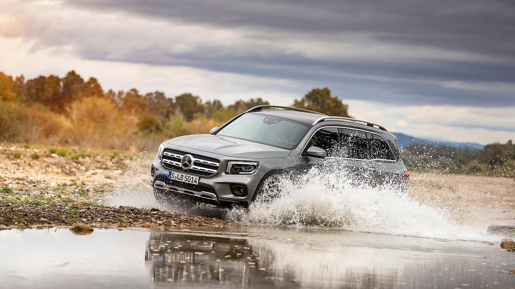 Mercedes-Benz GLB 200 d 4MATIC; mountaingrau / Ledernachbildung ARTICO / bahiabraun;Kraftstoffverbrauch kombiniert: 5,5-5,2 l/100 km; CO2-Emissionen kombiniert: 145-136 g/km* Mercedes-Benz GLB 200 d 4MATIC; mountain gray metallic / Rough leather / leather Bahia brown / black;fuel consumption combined: 5.5-5.2 l/100 km; CO2 emissions combined: 145-136 g/km*