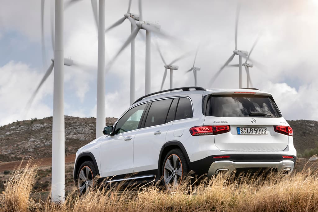 Mercedes-Benz GLB 250 4MATIC; digitalweiß / Leder bahiabraun;Kraftstoffverbrauch kombiniert: 7,4-7,2 l/100 km; CO2-Emissionen kombiniert: 169-165 g/km* Mercedes-Benz GLB 250 4MATIC; Digital white metallic/ Leather bahiabrown black;fuel consumption combined: 7.4-7.2 l/100 km; CO2 emissions combined: 169-165 g/km*