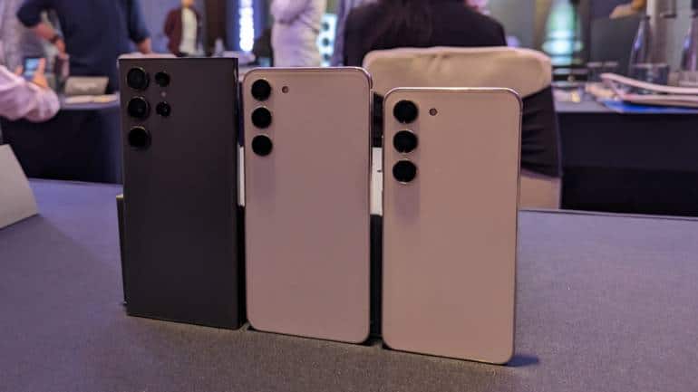 Samsung has officially unveiled the Galaxy S23 series to the world. The line-up includes the Galaxy S23, Galaxy S23 Plus, and Galaxy S23 Ultra. The three new Galaxy S series smartphones come in Phantom Black, Botanic Green, Cotton Flower, and Misty Lilac colours. Additionally, the Samsung Galaxy S23 and S23 Plus arrive with 8GB of RAM and up to 512GB of storage, while the Galaxy S23 Ultra maxes out at 12GB of RAM and 1TB of storage. We managed to get our hands on the Galaxy S23 series for a brief period and here’s what we think. Samsung has officially unveiled the Galaxy S23 series to the world. The line-up includes the Galaxy S23, Galaxy S23 Plus, and Galaxy S23 Ultra. The three new Galaxy S series smartphones come in Phantom Black, Botanic Green, Cotton Flower, and Misty Lilac colours. Additionally, the Samsung Galaxy S23 and S23 Plus arrive with 8GB of RAM and up to 512GB of storage, while the Galaxy S23 Ultra maxes out at 12GB of RAM and 1TB of storage. We managed to get our hands on the Galaxy S23 series for a brief period and here’s what we think.