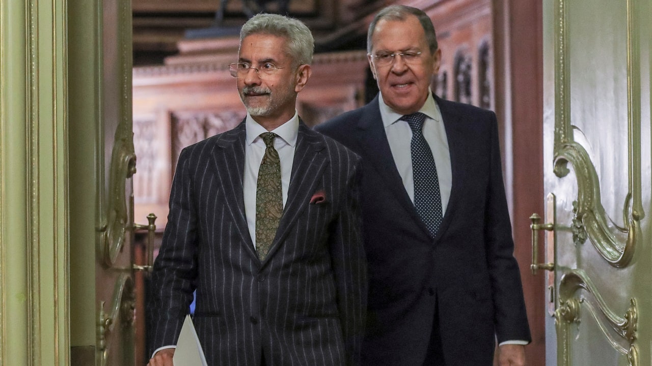 Russian Foreign Minister Sergei Lavrov and his Indian counterpart Subrahmanyam Jaishankar, in Moscow, Russia on November 8, 2022 (Image: Reuters)