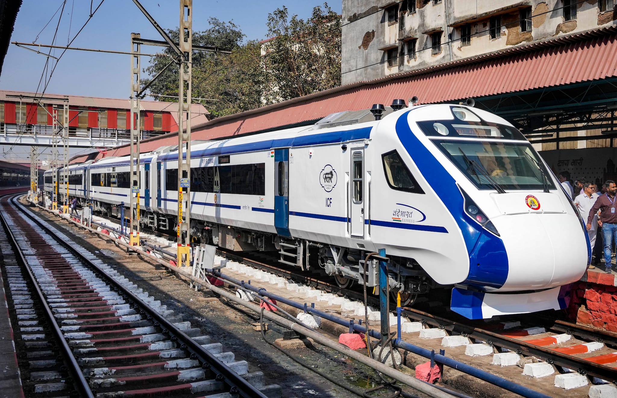 in-pics-pm-modi-flags-off-vande-bharat-express-trains-from-mumbai-to