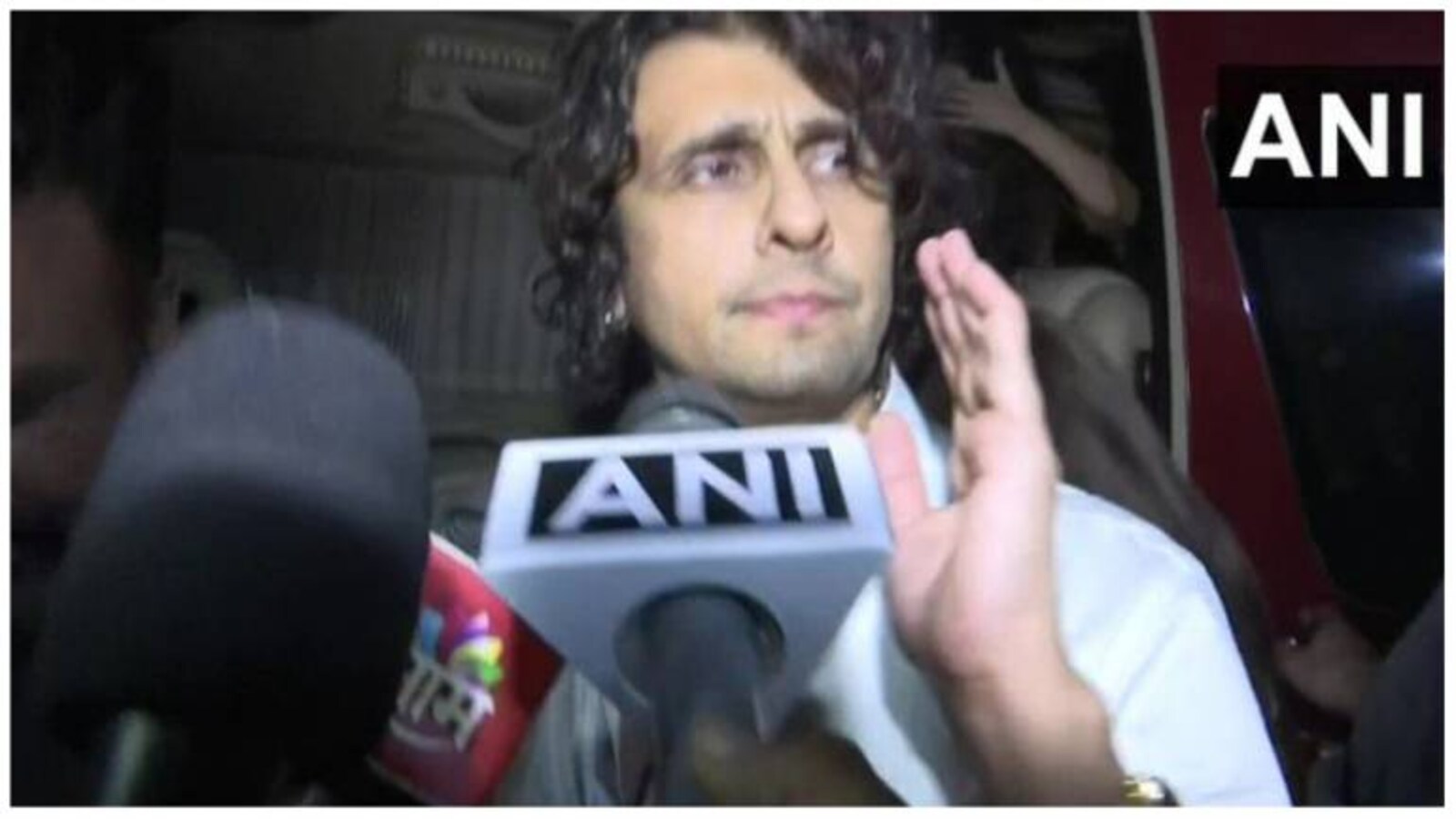 Video: Sonu Nigam and aides manhandled at Mumbai concert, singer's reaction Video: Sonu Nigam and aides manhandled at Mumbai concert, singer's reaction