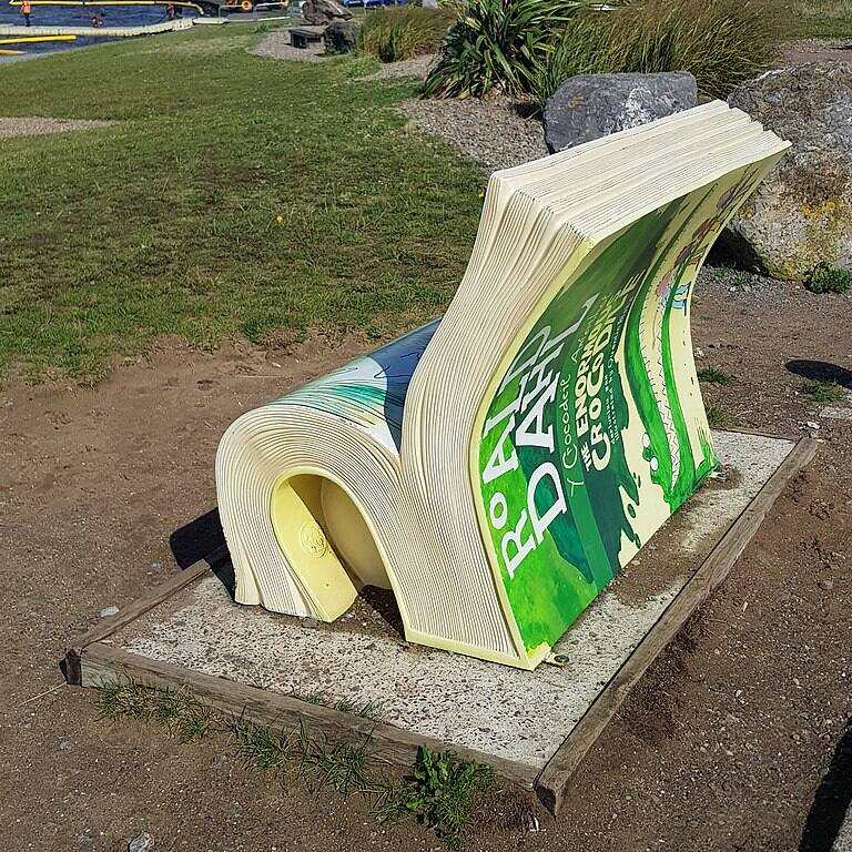 The Enormous Crocodile bench at Cardiff (Photo by Irid Escent via Wikimedia Commons)