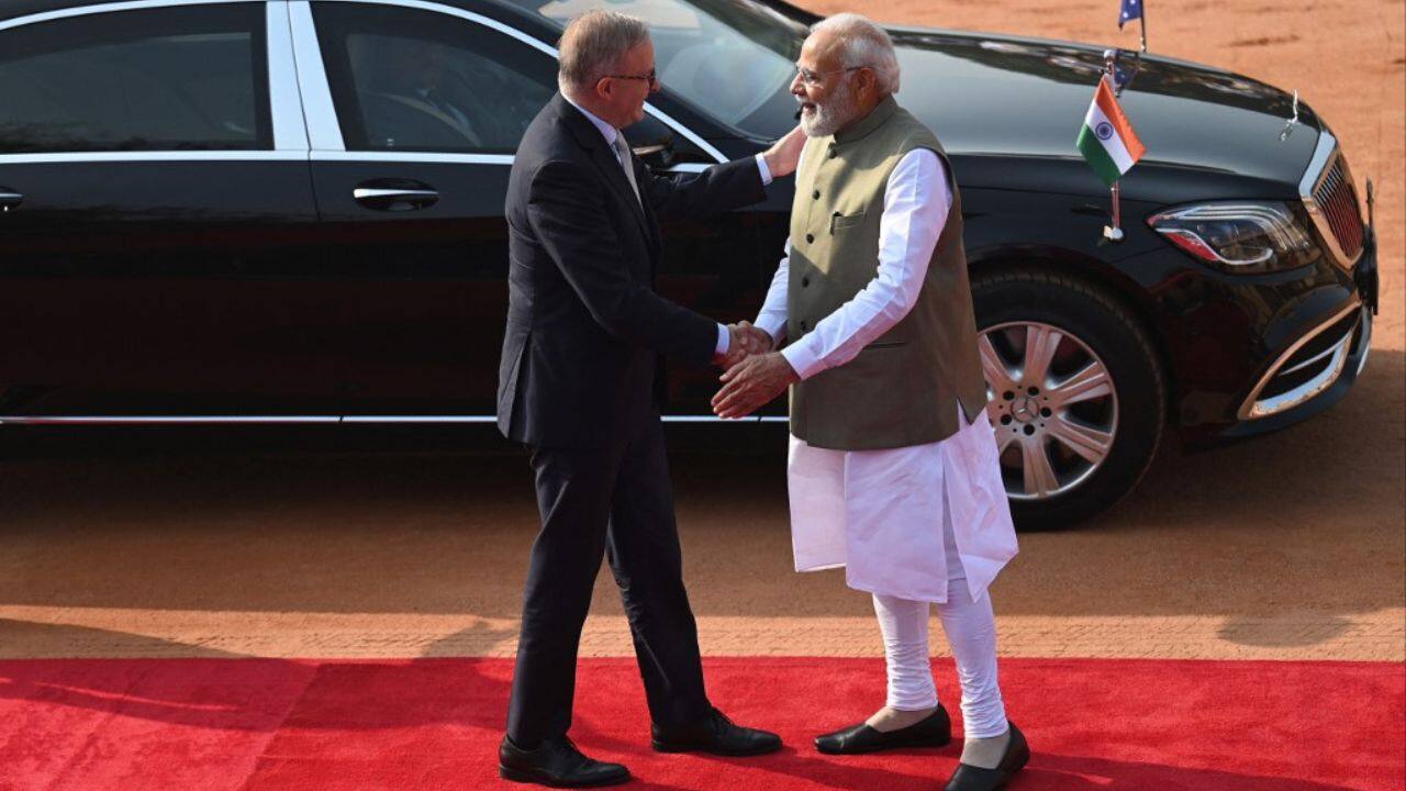 Prime Minister Modi welcomed his Australian counterpart at Rashtrapati Bhawan. The Australian PM inspected a Guard of Honour. (Image: AP)