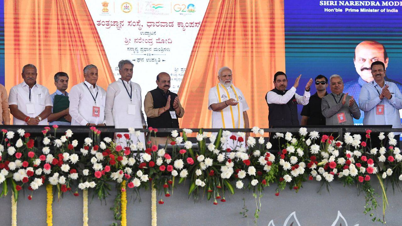 PM Modi inaugurated and laid the foundation stone for various projects of Hubballi-Dharwad smart city. The total estimated cost of these projects is about Rs 520 crores. These efforts will enhance the quality of life by creating hygienic, safe and functional public spaces and transforming the town into a futuristic urban centre. (Source: PIB)