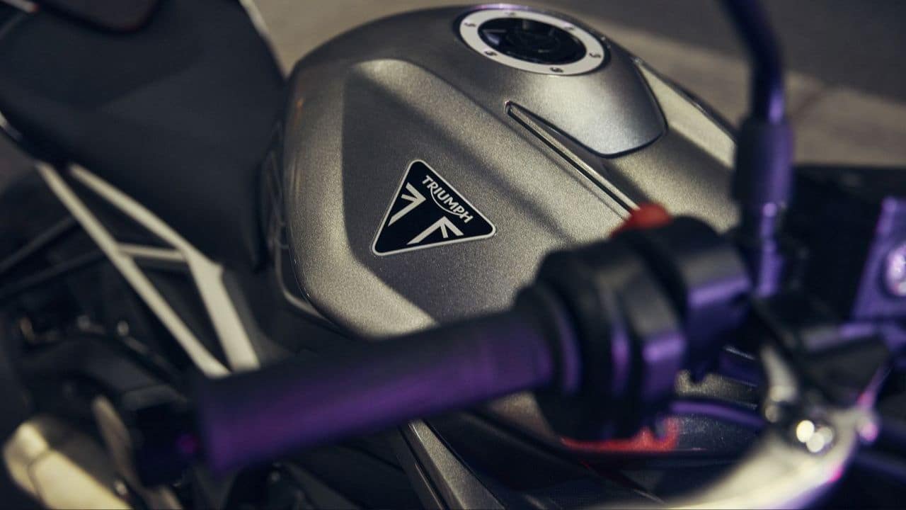 One thing to note is that internationally, Triumph also has a limited edition Moto2 variant. This bike is essentially identical to the RS variant in terms of power output, but gets some mechanical updates. The handlebar, for example, has been replaced with a clip-on setup for a more aggressive riding stance. Suspension is handled by Ohlins at both ends and Brembo callipers for braking. The Moto2 variant is limited to a total of just 765 units and unfortunately, won’t be making its way to our shores. (Image: Triumph Motorcycles)