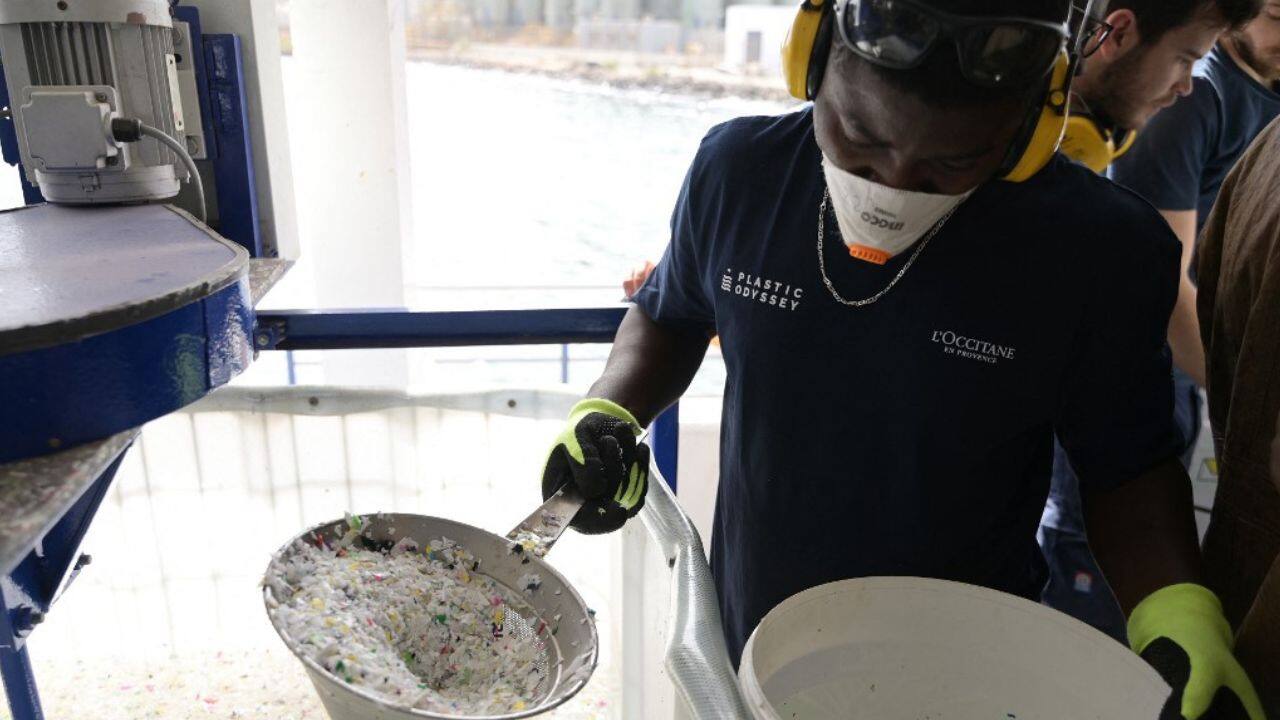 The idea is to introduce machinery that is simple to use, easy to acquire and unhindered by patent protection. The 20-odd crew members demonstrate the techniques and share their knowledge and experience with the visitors, who are all involved in local waste projects. The questions flowed. How long is the cooling process? How much does it cost? Can you increase the density? (Source: AFP)