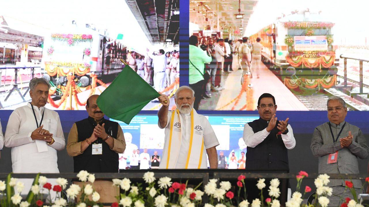 He also dedicated to the nation the longest railway platform in the world at Shree Siddharoodha Swamiji Hubballi Station. The record has been recognized by the Guinness Book of World Records recently. The 1507-metre-long platform has been built at a cost of about Rs 20 crores. (Source: PIB)
