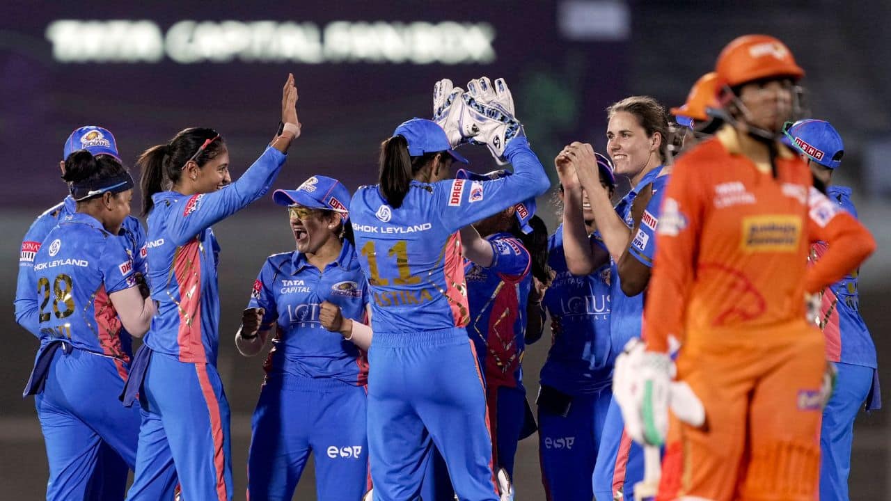 Defending a total of 163 runs, Mumbai Indians got off to a fiery start as Nat Sciver-Brunt provided her team with a wicket of Sophia Dunkley for a duck in the first over the innings. (Image: WPL T20)