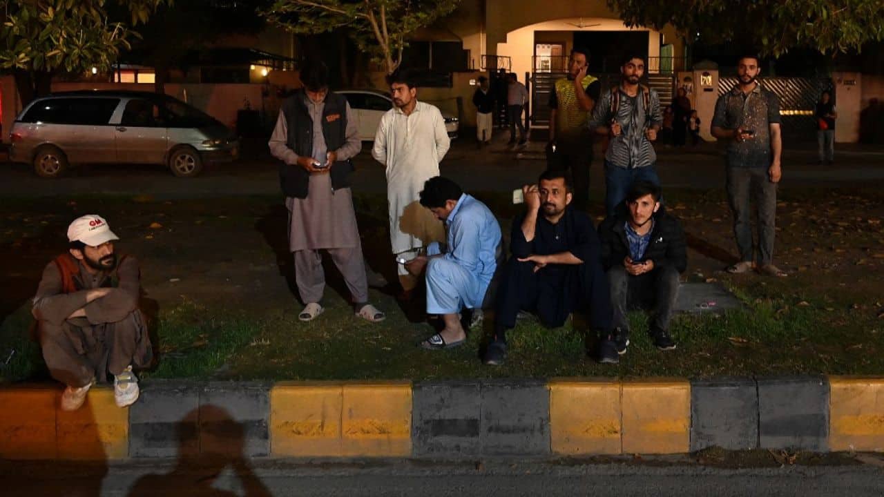 Khudadad Heights, a vast multi-storey residential block in the Pakistan capital, was evacuated after huge cracks appeared in the building. Officials in Khyber Pakhtunkhwa province, north of the Pakistan capital, said nine people had been killed in the quake, including two women and two children. (Source: AFP)