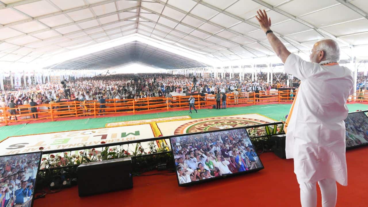 The Prime Minister dedicated IIT Dharwad to the nation. The foundation stone for the institute was also laid by the Prime Minister in February 2019. Developed at a cost of over Rs 850 crores, the institute currently offers a 4-year B.Tech. programs, inter-disciplinary 5-year BS-MS program, M.Tech. and PhD programs. (Source: PIB)