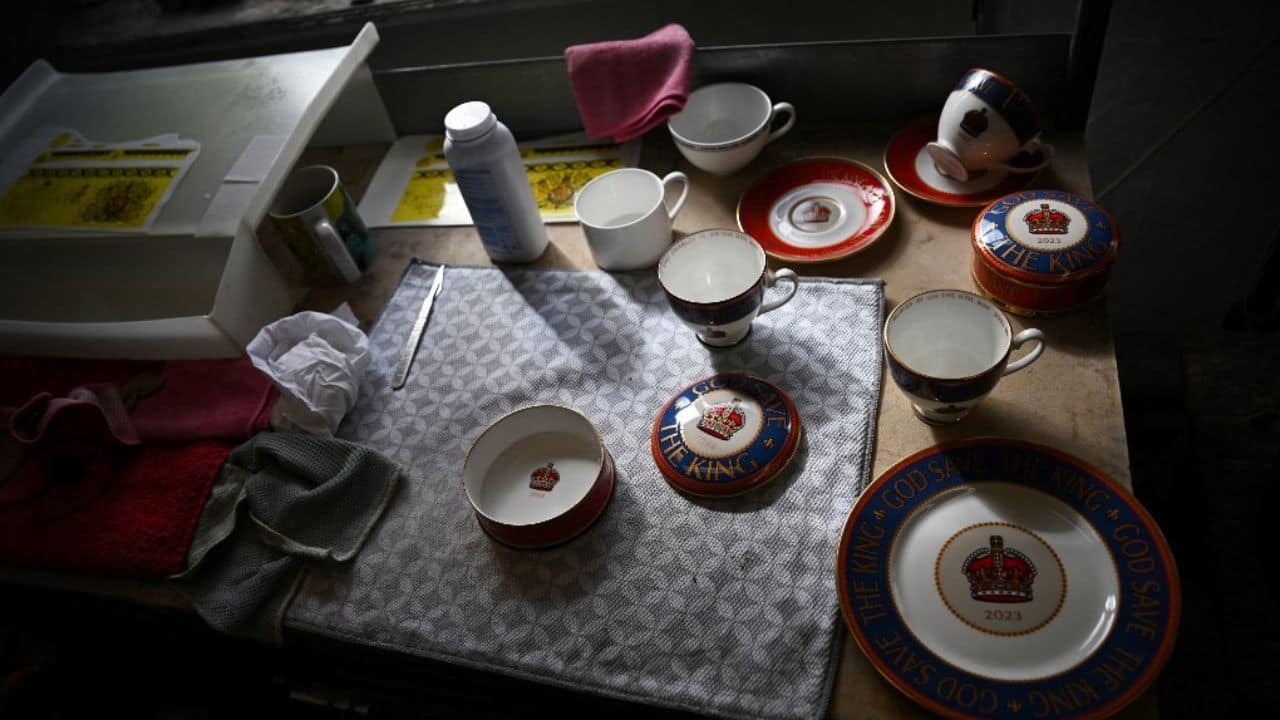 Fraser, 57, whose father and grandfather also worked in the potteries, remembers them coming home with commemorative pieces from previous royal occasions such as Queen Elizabeth II's silver jubilee marking her 25th year on the throne in 1977. &quot;You get a sense of being part of history. People will pass these things on to their grandkids,&quot; said Fraser. (Source: AFP)