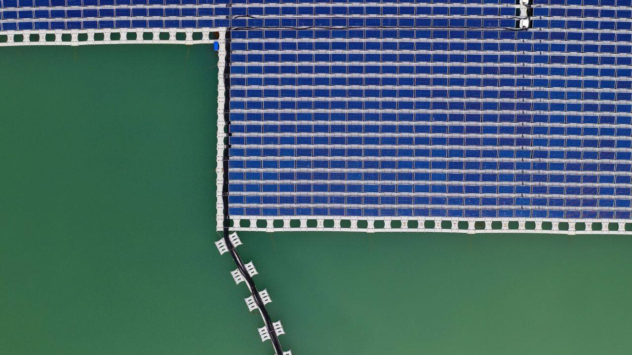But it’s unclear whether floating solar could have negative impacts on wildlife and water quality, says Sika Gadzanku, a researcher at the National Renewable Energy Laboratory, which is linked to the US Energy Department. “We need more research collaboration.” (Source: Bloomberg)