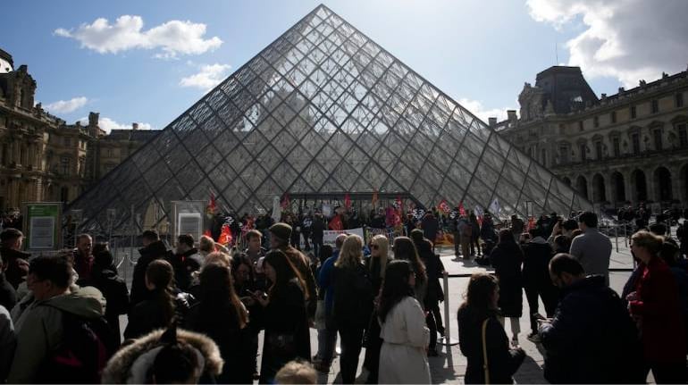 Louvre Museum and Versailles Palace Evacuated After Bomb Threats