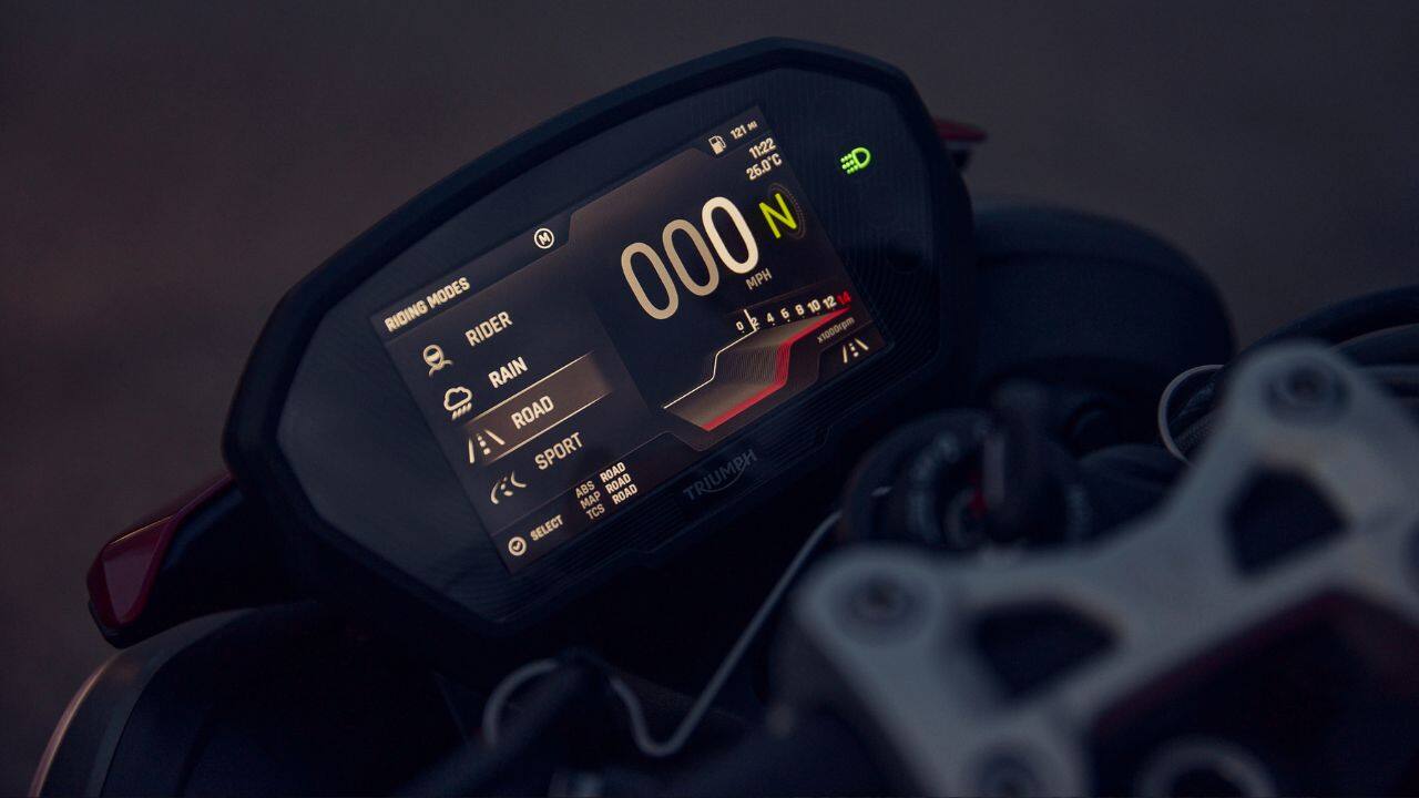 Next, we’ll talk about features. Both the R and the RS now feature cornering ABS and traction control as standard. Additionally, to adjust these settings, the Street Triple gets a 5-inch TFT instrument console complete with the My Triumph connectivity system. This allows for Bluetooth connectivity with your smartphone for turn-by-turn navigation, music control, and the ability to pick up and end calls. Now, thanks to the Triple’s ride-by-wire system, there are also various riding modes to adjust to road conditions. The base R variant gets four of these, called Road, Rain, Sport and Custom, while the RS variant gets an additional Track mode. (Image: Triumph Motorcycles)