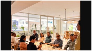 Anand Mahindra, Prakash Padukone and Kris Gopalakrishnan at Araku Coffee in Bengaluru. (Image credit: @Manoj Kumar/Twitter)