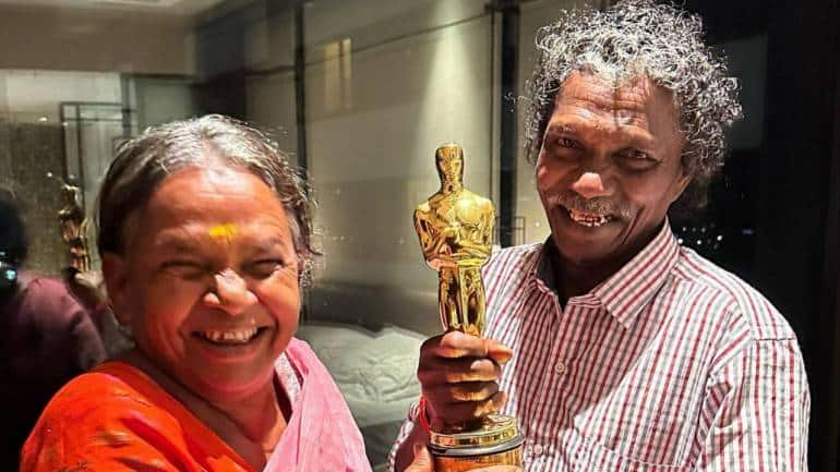 Watch: IndiGo passengers applaud Bomman and Bellie of 'The Elephant Whisperers' - Vimarsana News