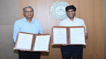 L to R: K. V. Subramaniam (President, Reliance Life Sciences) and Prof. Abhay Karandikar (Director, IIT Kanpur) at the MoU exchange ceremony. 