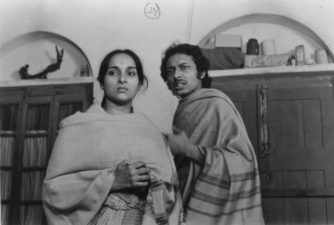 Mamata Shankar (left) and Anjan Dutta in 'Kharij' (1982). (Photo courtesy the Sen family collection)