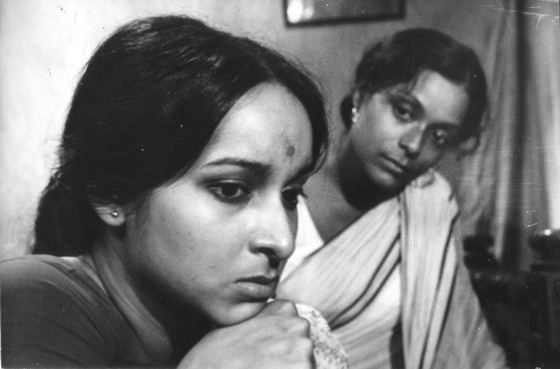 Mamata Shankar (left) and Sreela Majumdar in a still from Ek Din 'Pratidin', 1979. (Photo courtesy the Sen family collection)