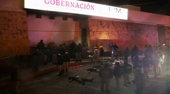 Firefighters and police rescue migrants from an immigration station in Ciudad Juarez, Chihuahua state on March 27, 2023 (HERIKA MARTINEZ / AFP)