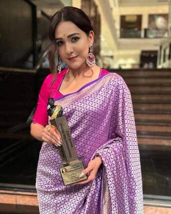 Singer Neeti Mohan with Dadasaheb Phalke International Film Festival Award for Best Singer for the song 'Meri jaan' from Sanjay Leela Bhansali's film 'Gangubai Kathiawadi' (2022), which she won last month. (Photo: Twitter)