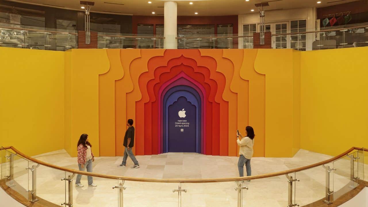 The barricade for Apple Saket was revealed this morning and features a unique design that takes inspiration from Delhi’s many gates, each signifying a new chapter to the city’s storied past. (Image: Apple)