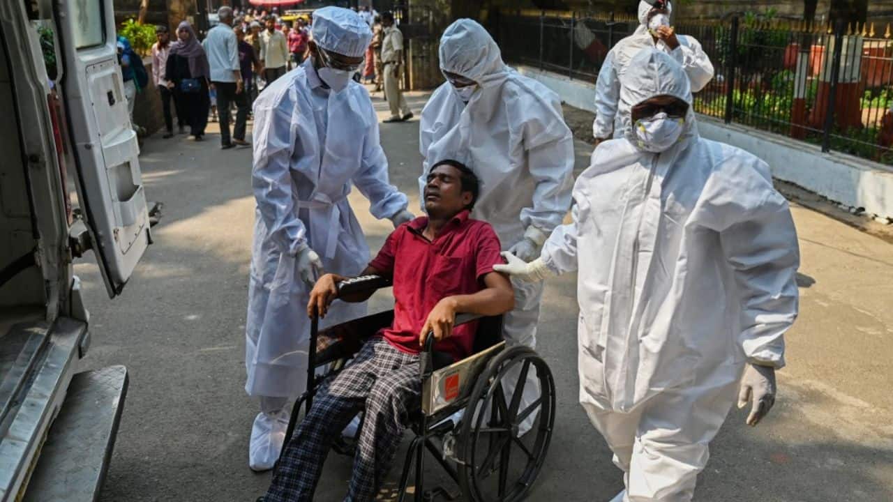 India logged 5,880 new coronavirus cases, while the active cases have increased to 35,199. The death toll has increased to 5,30,979 with 14 deaths, according to the health ministry data updated on April 10. (Image: AFP)