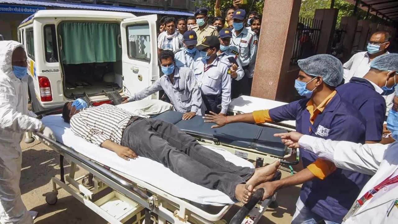 Healthcare workers during mock drill to assess COVID-19 preparedness in view of the rising cases of coronavirus, at Indira Gandhi Institute of Medical Science (IGIMS), in Patna. (Image: PTI)